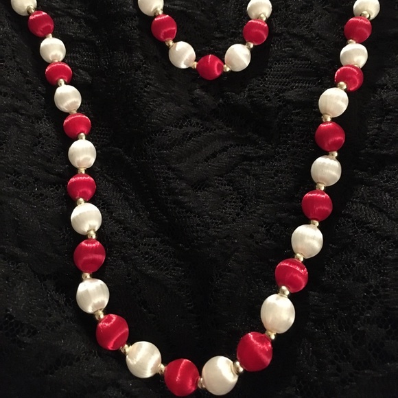 Pre-loved Vintage Satin bead necklace. In good vintage condition, very pretty! - Picture 3 of 8